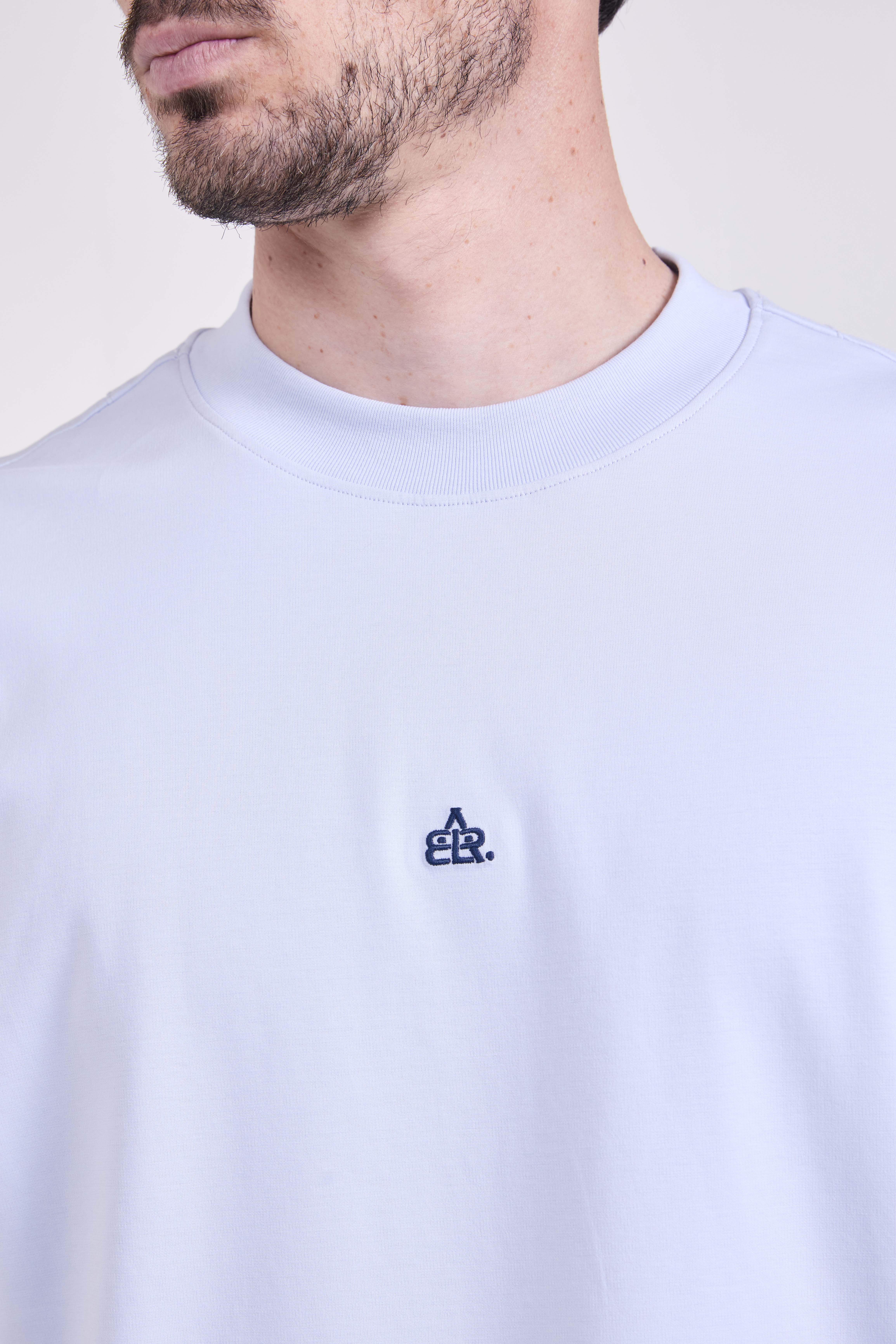 תמונת תקריב דוגמן של חולצת טי אוברסייז