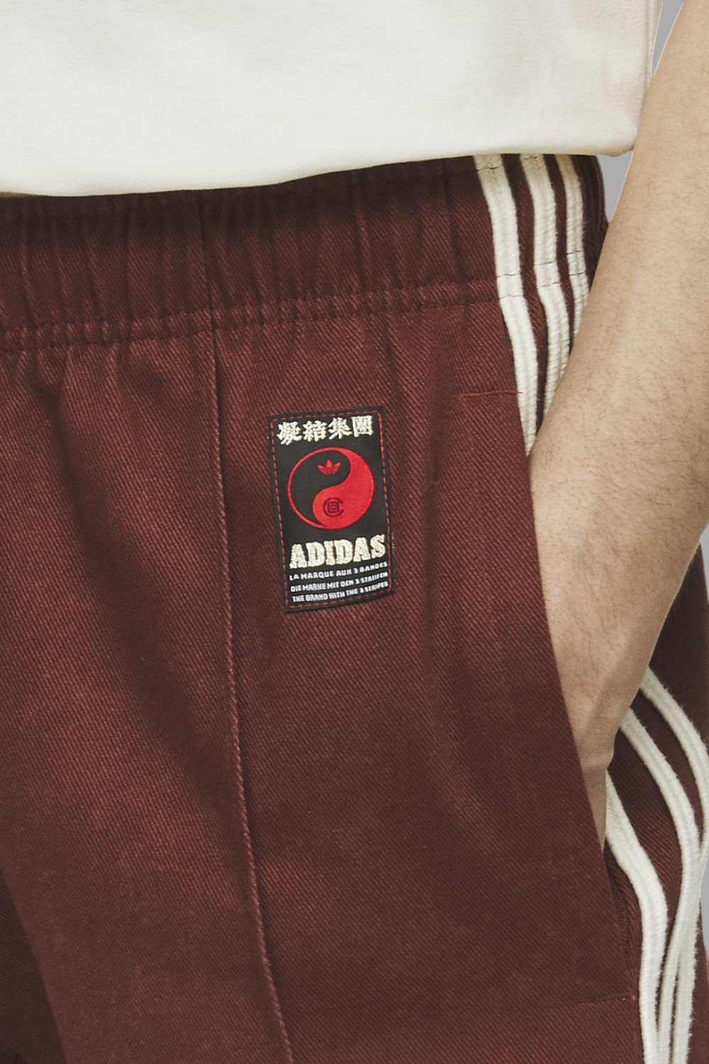 תמונת תקריב דוגמן של מכנסי ג'וגר אדיסון צ'אן x אדידס