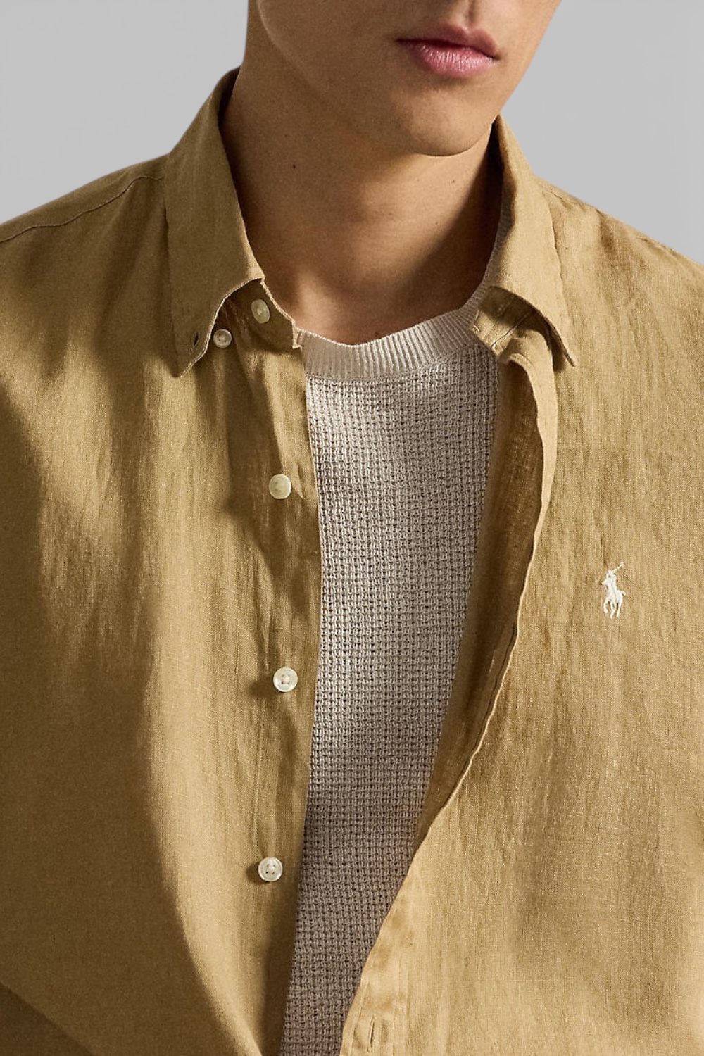 תמונת תקריב דוגמן של חולצה מכופתרת