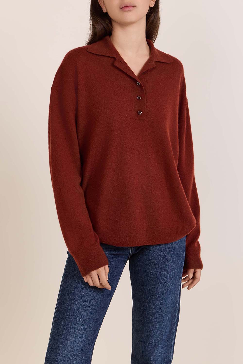 תמונת דוגמן קידמית של חולצת פולו סריג