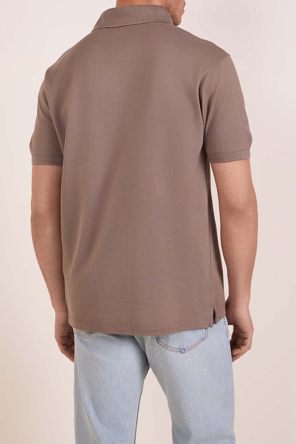 תמונת דוגמן אחורית של חולצת פולו