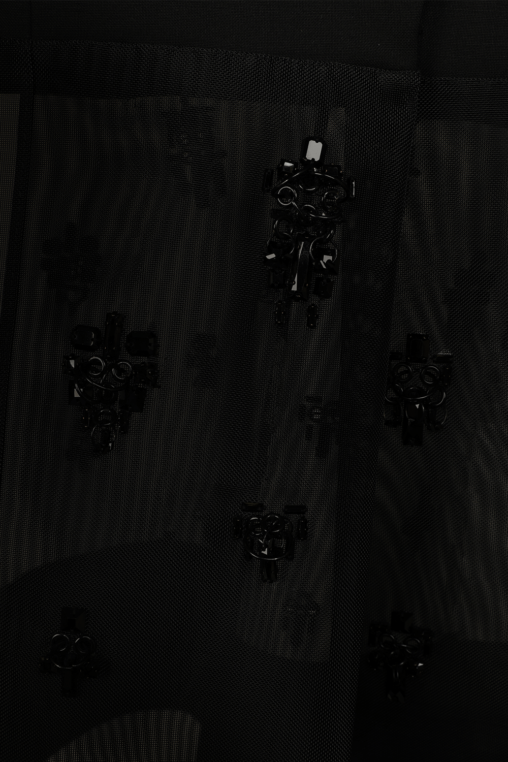 תמונת תקריב של בלייזר שחור מחויט עם רקמה מטאלית