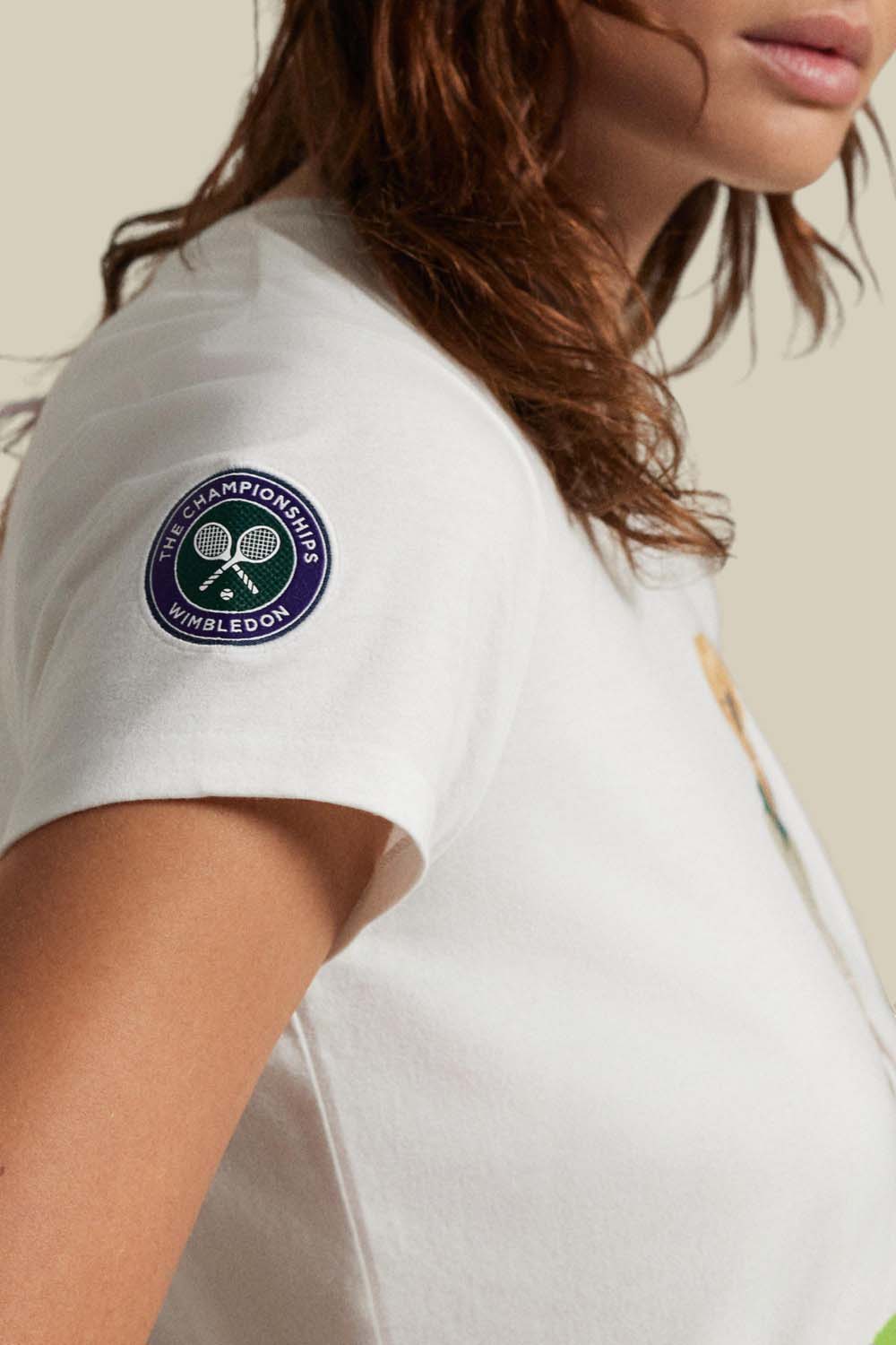 תמונת תקריב דוגמן של חולצת טי דובי פולו