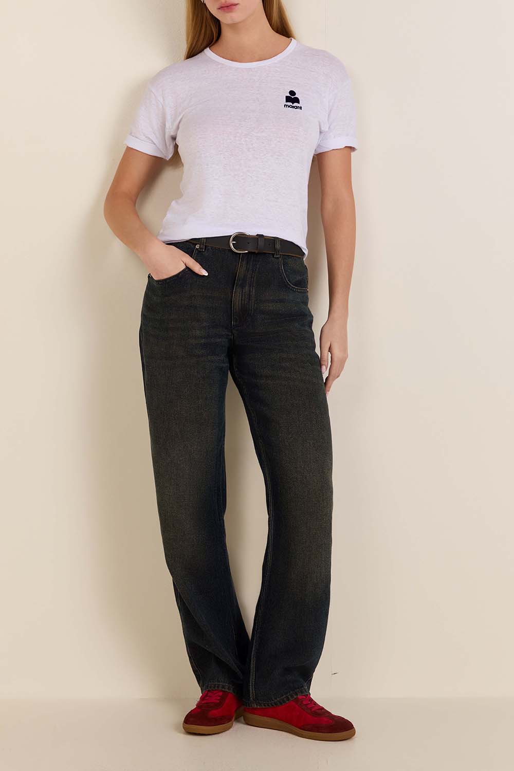 תמונת דוגמן קידמית של נעלי סניקרס