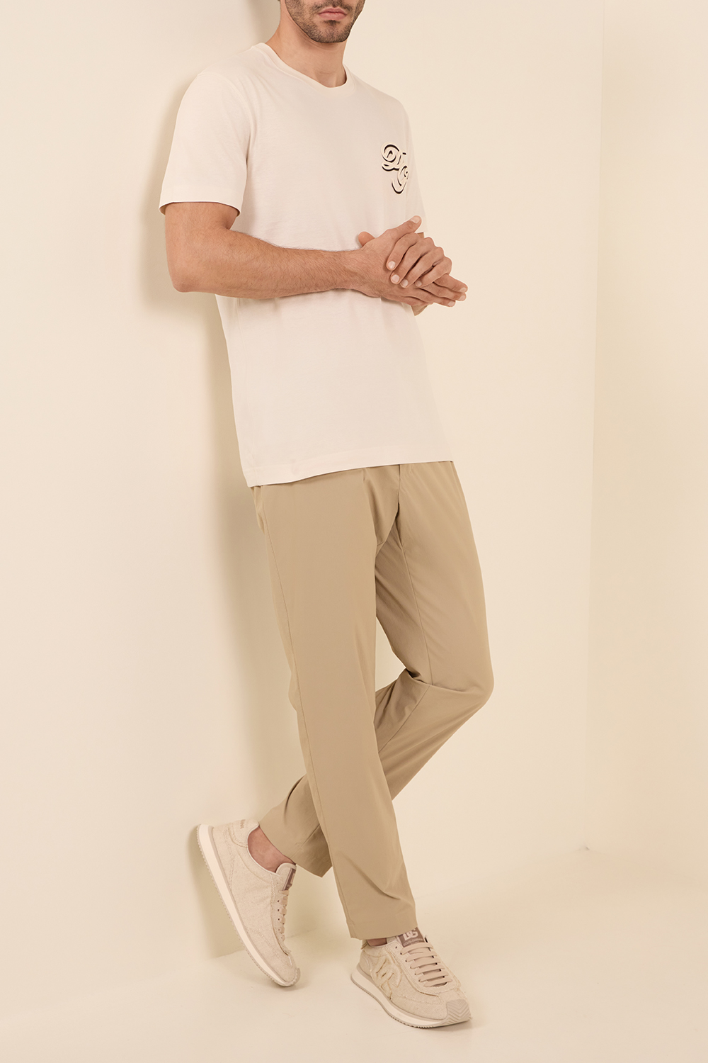 תמונת דוגמן קידמית של נעלי סניקרס