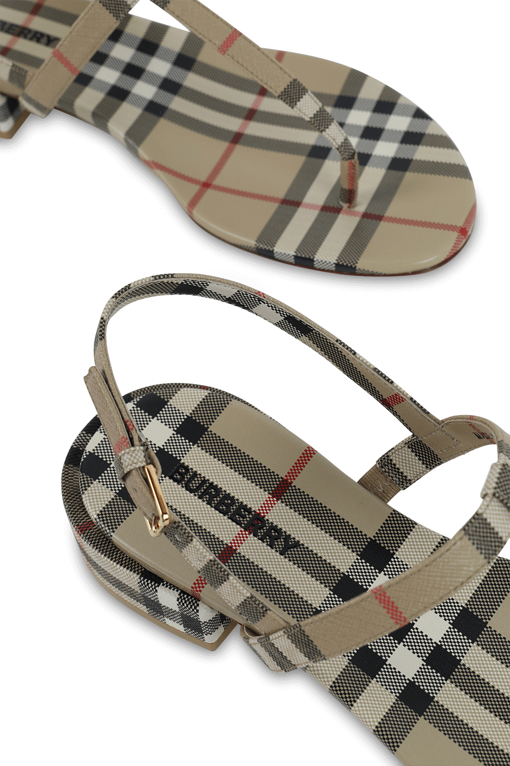 תמונת תקריב של סנדלים אודרי עם הדפס משבצות בגווני חום ושחור