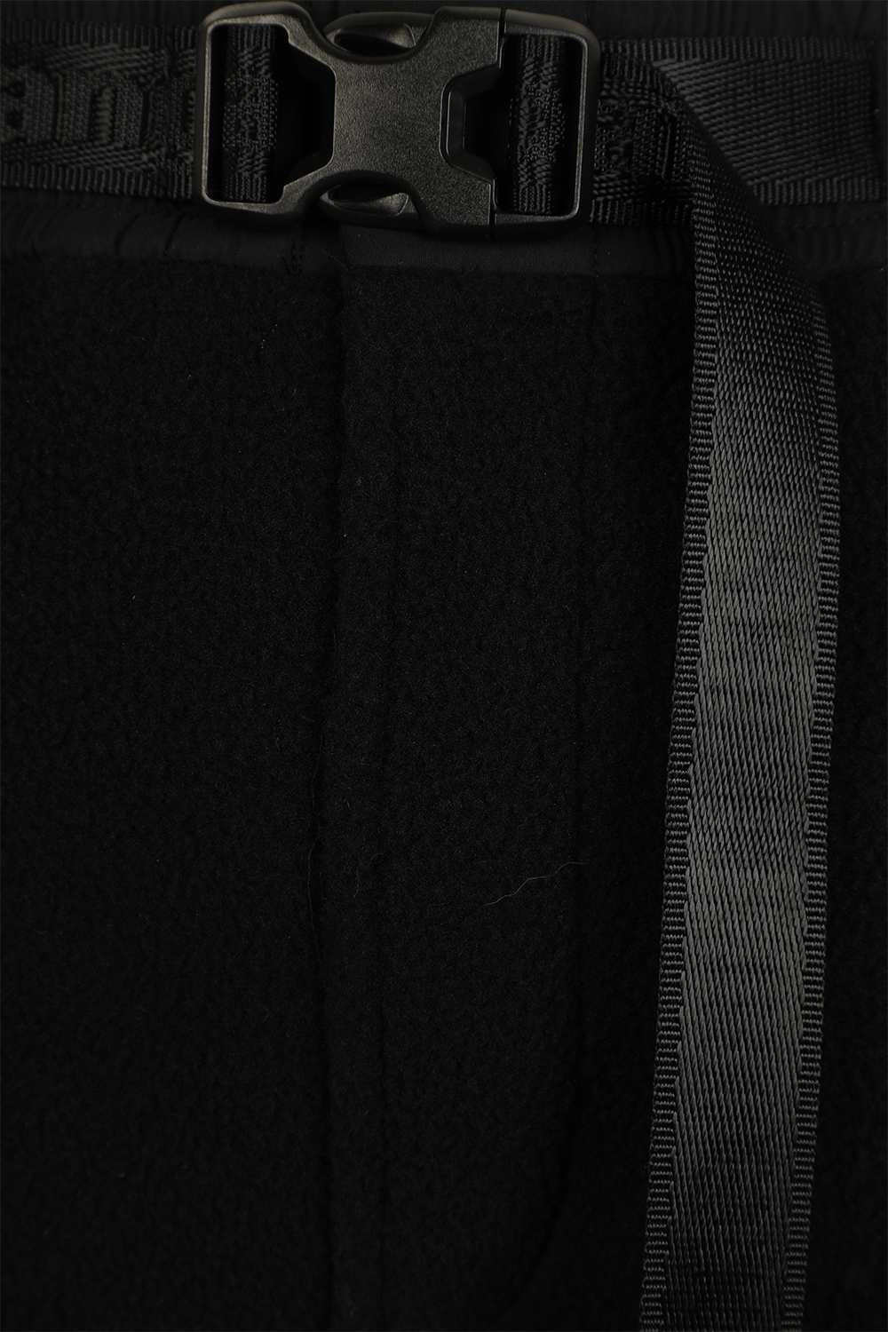 תמונת תקריב של מכנסיים גבוהים ומתרחבים עם חגורת אבזם בגוון שחור