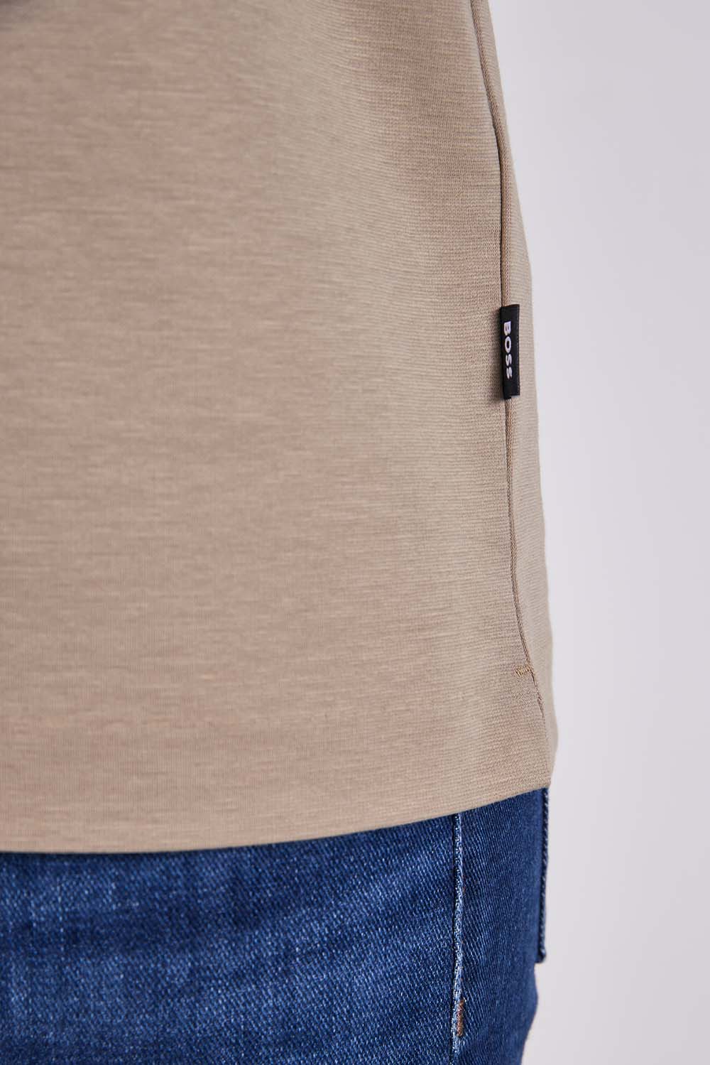 תמונת תקריב דוגמן של חולצת טי