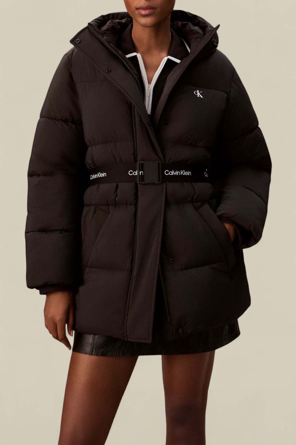 תמונת דוגמן קידמית של מעיל פוך עם חגורה