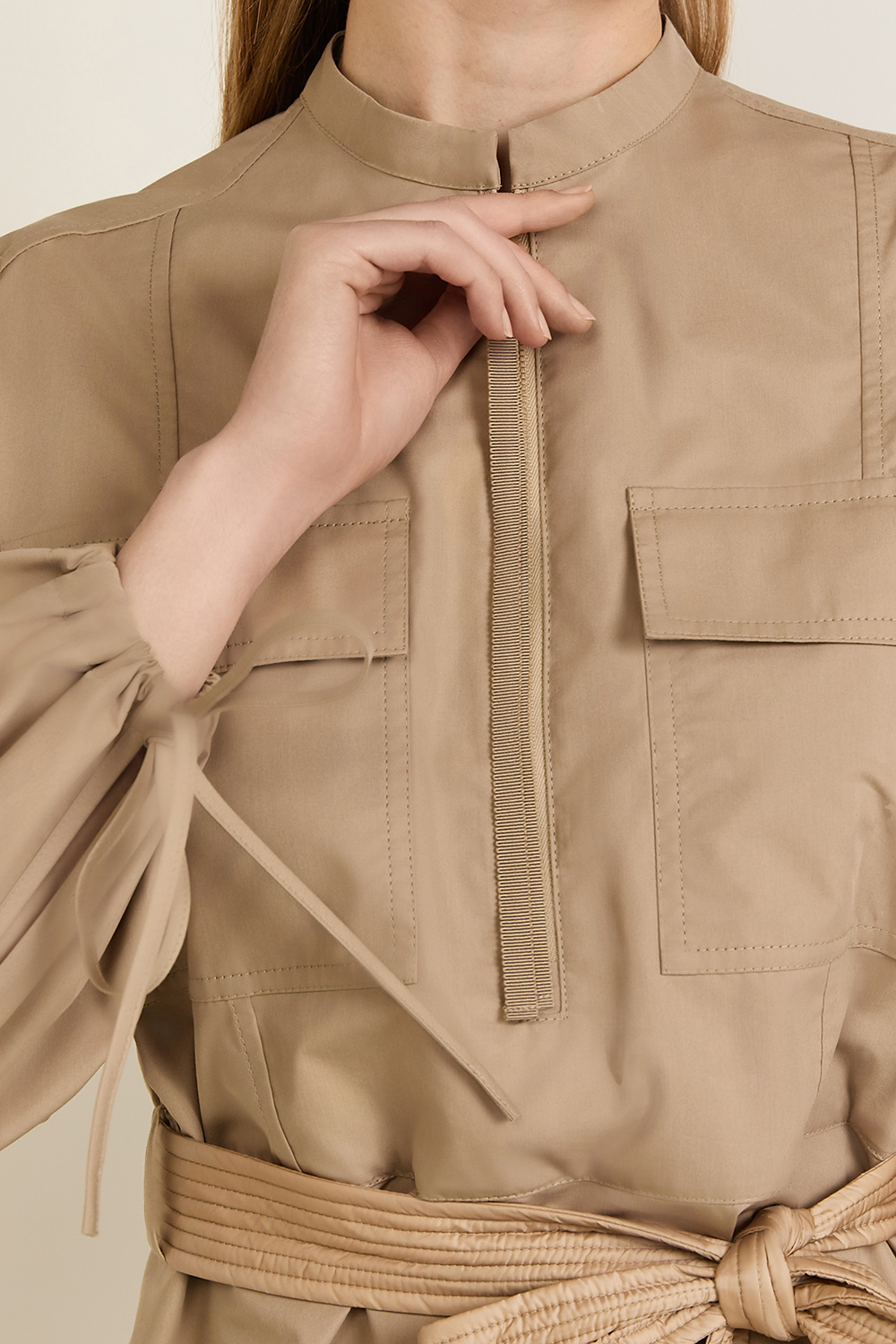 תמונת תקריב דוגמן של שמלה