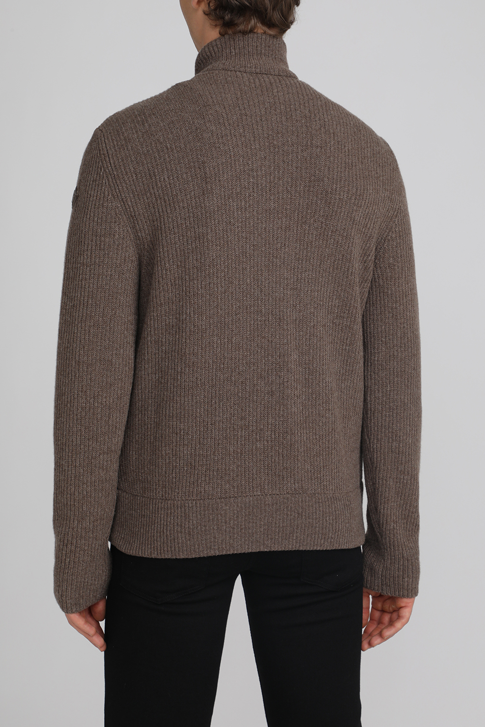 תמונת דוגמן אחורית של קרדיגן עם וסט קורדרוי