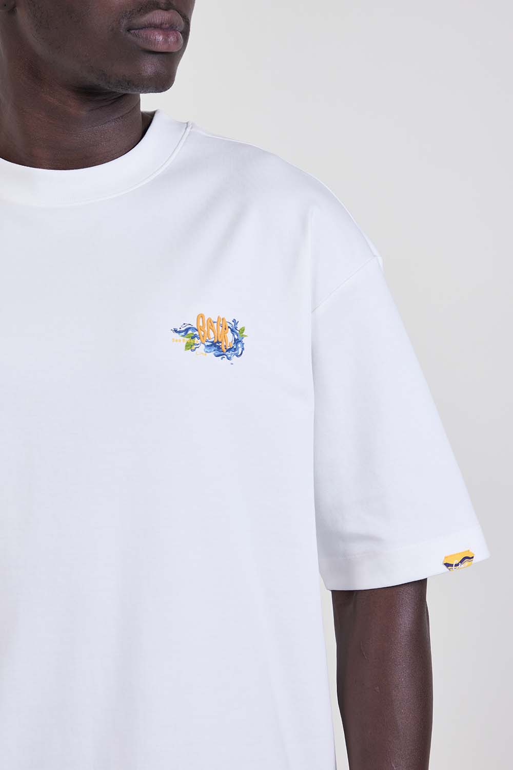 תמונת תקריב דוגמן של חולצת טי אוברסייז