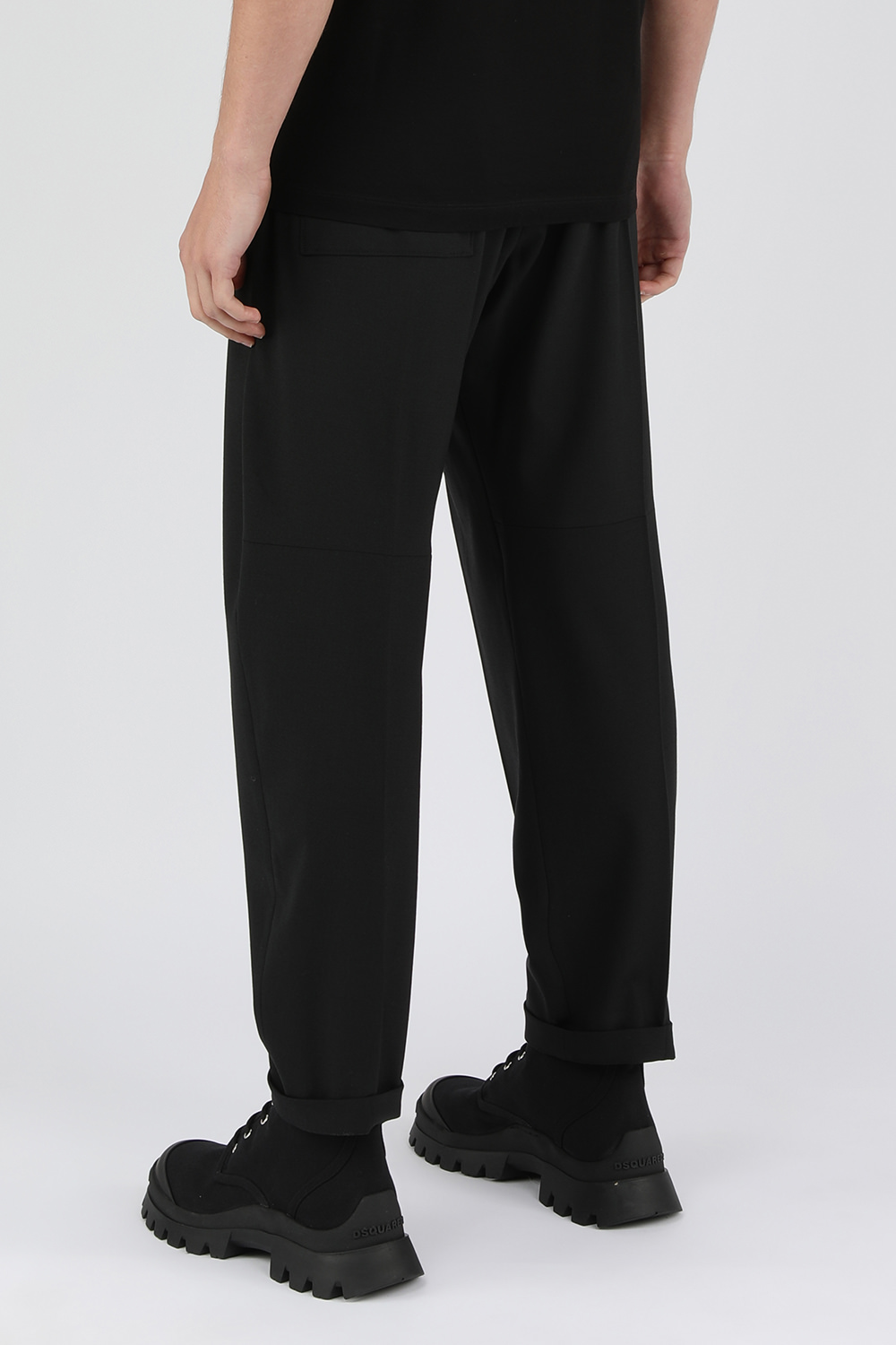 תמונת דוגמן אחורית של מכנסי רול אפ שחורים