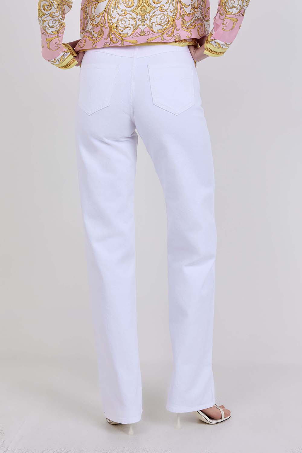 תמונת דוגמן אחורית של ג'ינס בגזרה ישרה