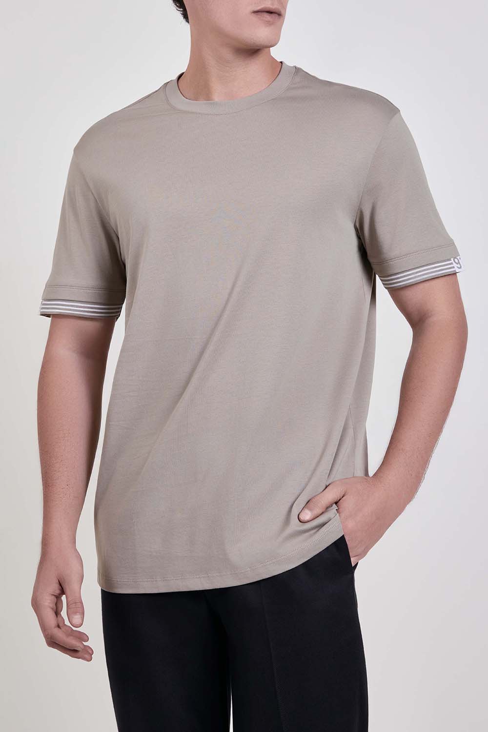 תמונת דוגמן קידמית של חולצת טי בגזרת סלים