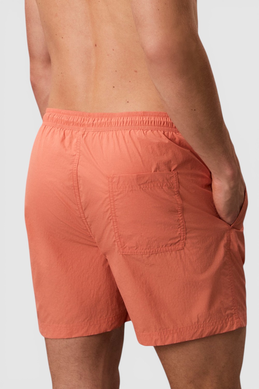 תמונת דוגמן אחורית של מכנסי בגד ים