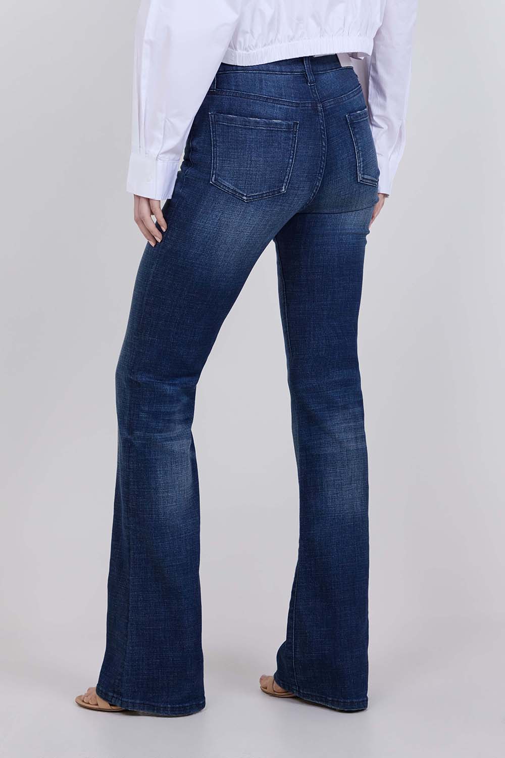 תמונת דוגמן אחורית של מכנסי ג'ינס פלייר