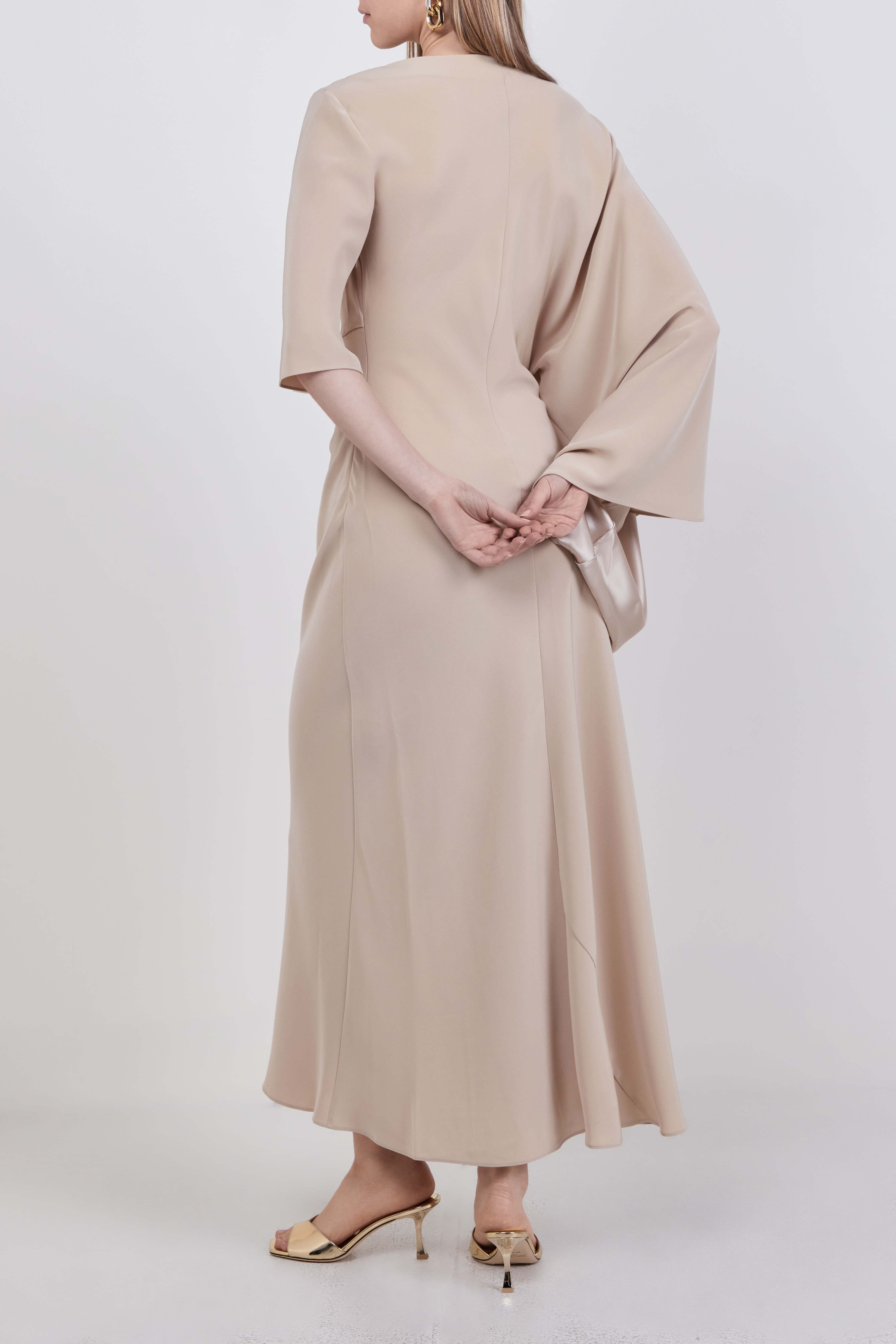 תמונת דוגמן אחורית של שמלת מקסי