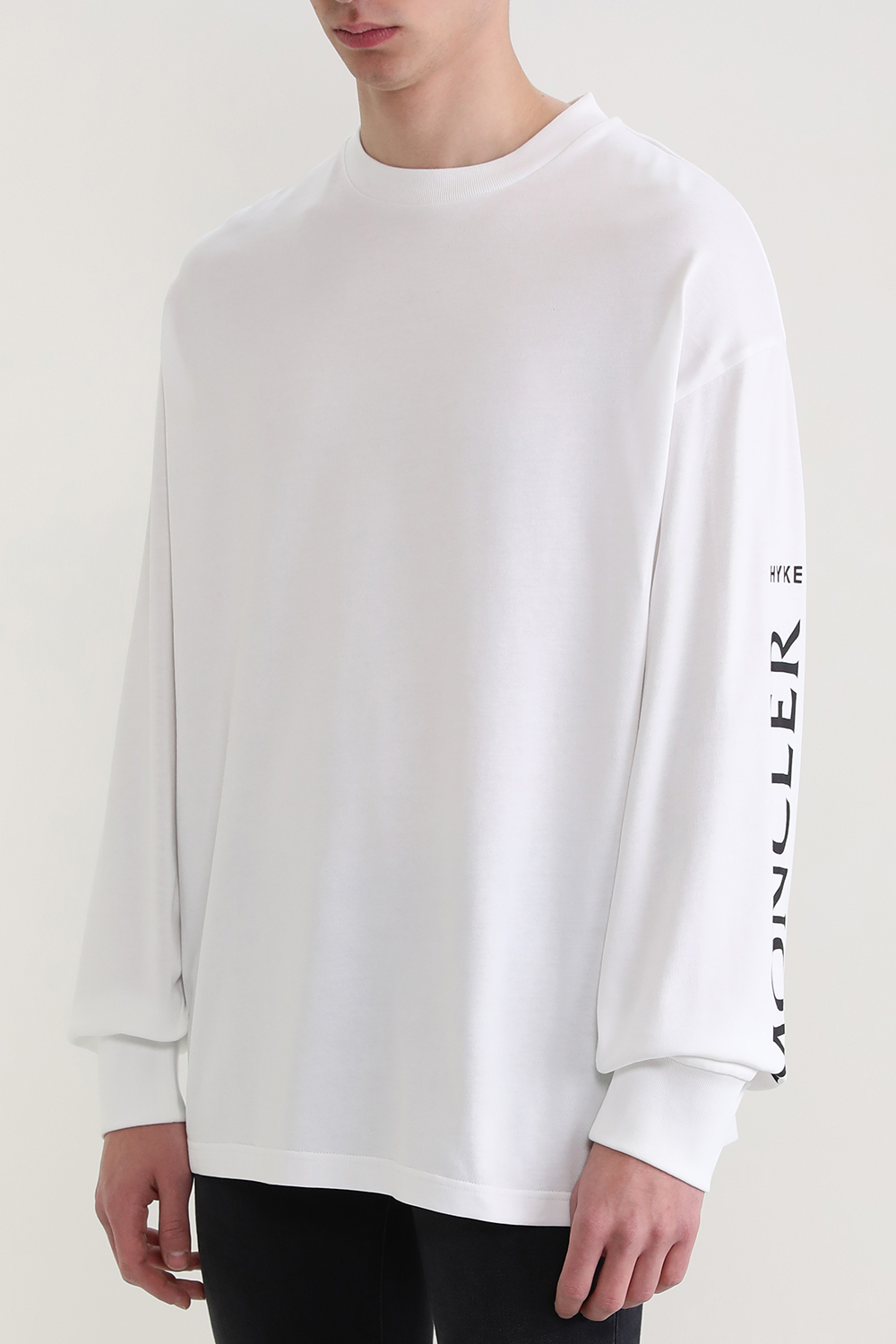 תמונת דוגמן קידמית של מונקלר X אליקס חולצת טי ארוכה עם לוגו