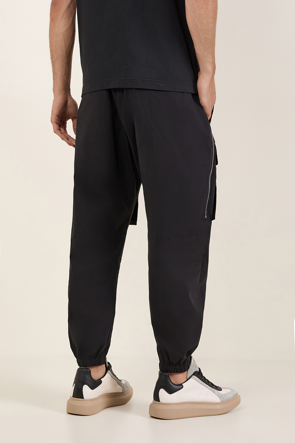 תמונת דוגמן אחורית של מכנסי ג'וג