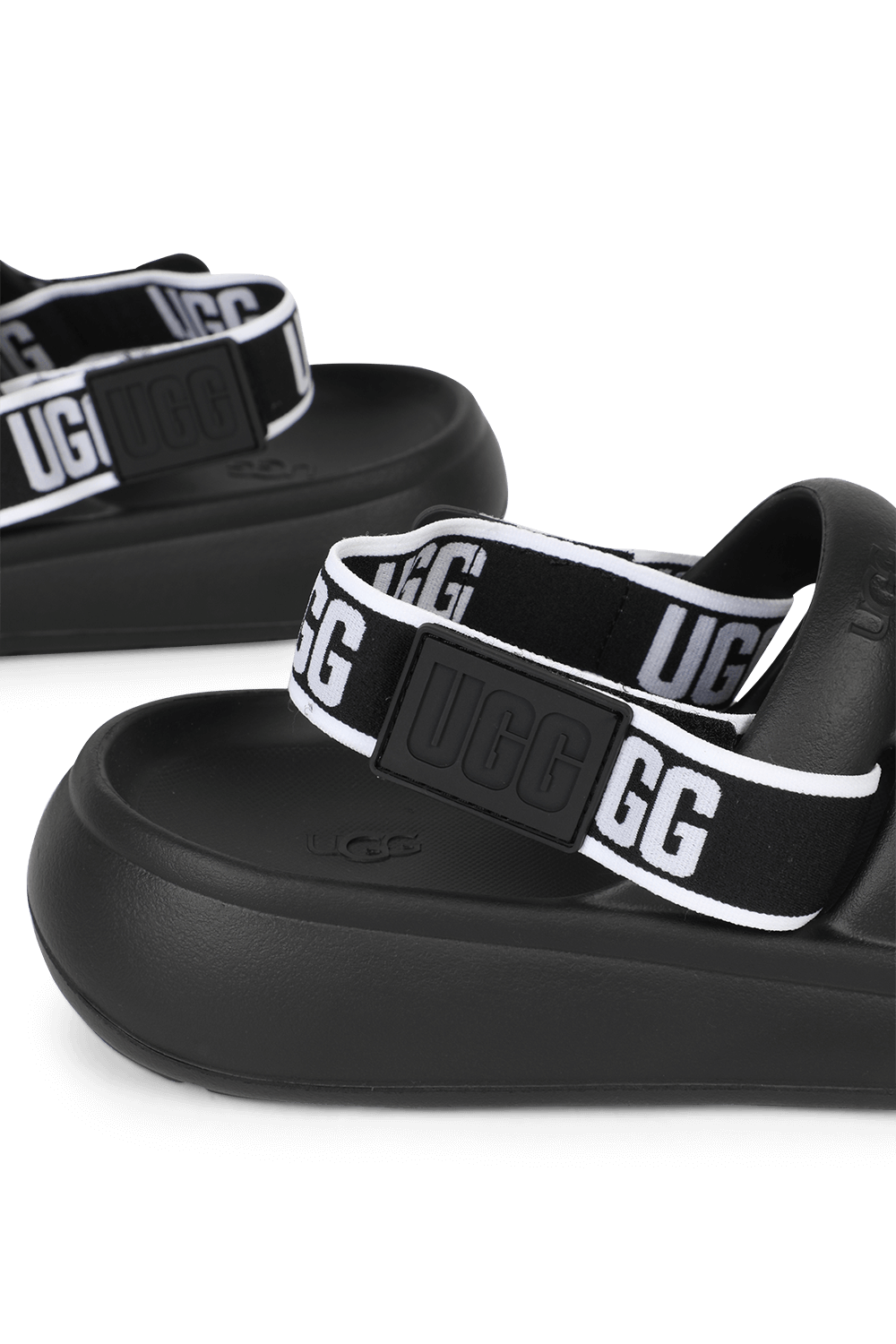 תמונת תקריב של סנדלי ספורט יה שחורים