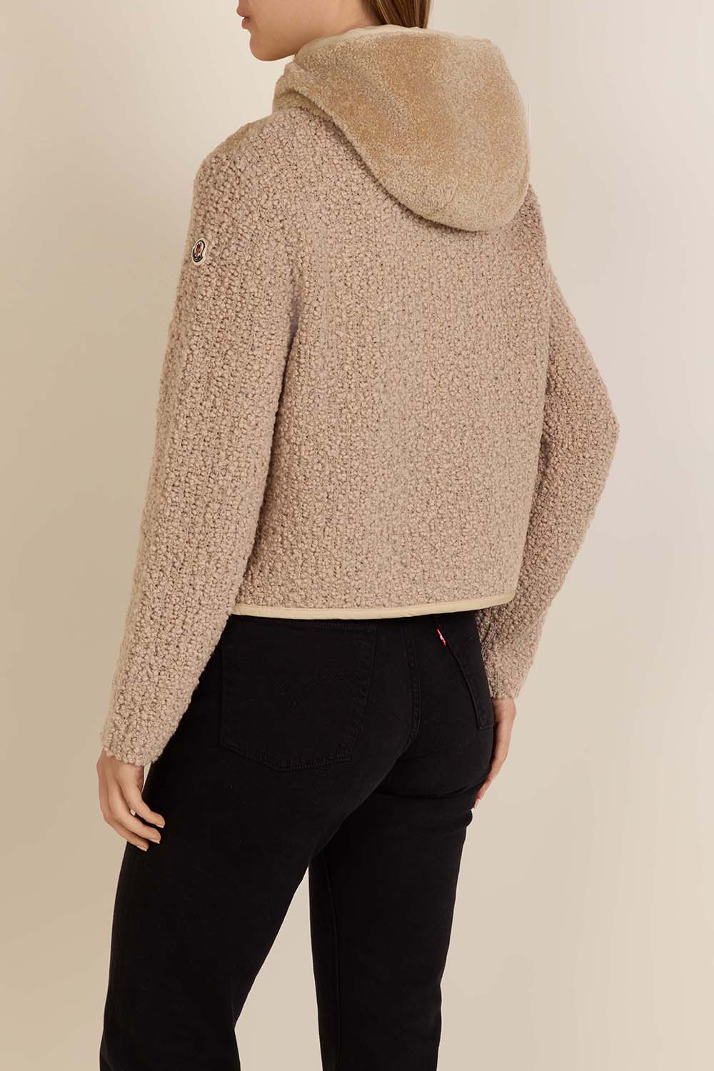 תמונת דוגמן אחורית של קרדיגן טריקוט