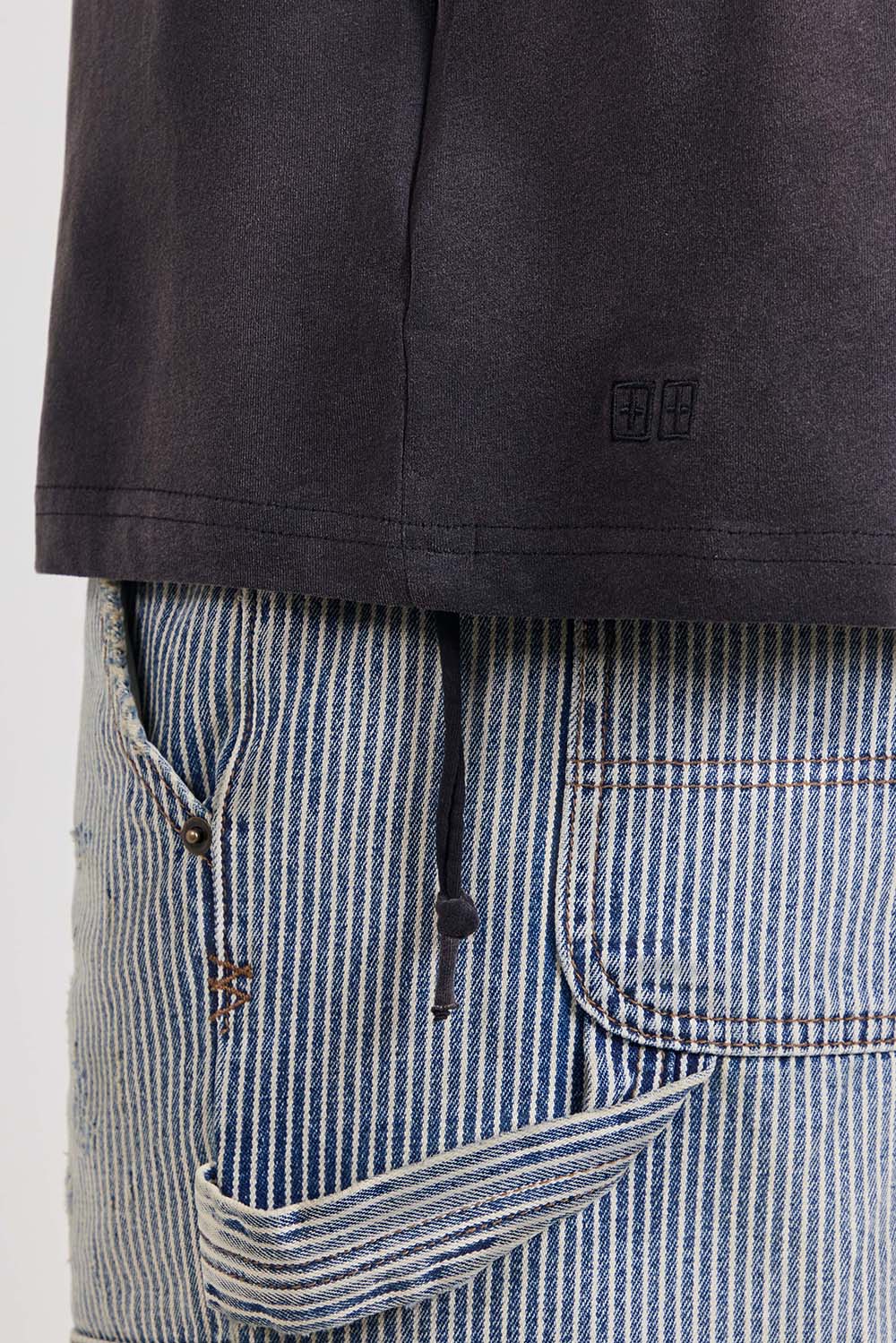 תמונת תקריב דוגמן של חולצת טי