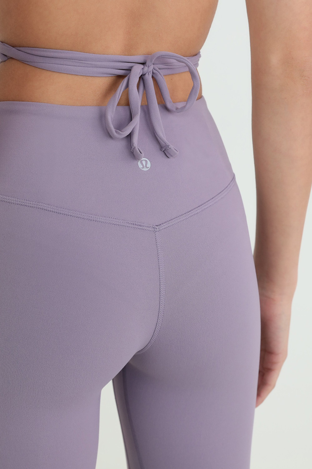 תמונת תקריב דוגמן של Align&trade; Wrap-Waist Tight 25