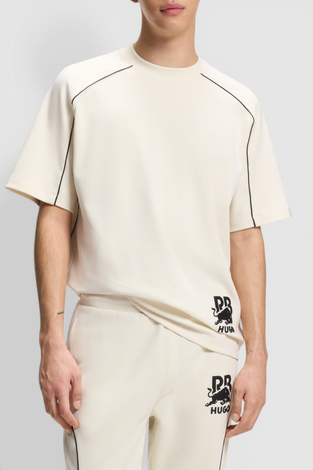 תמונת דוגמן קידמית של חולצת טי הוגו X רדבול