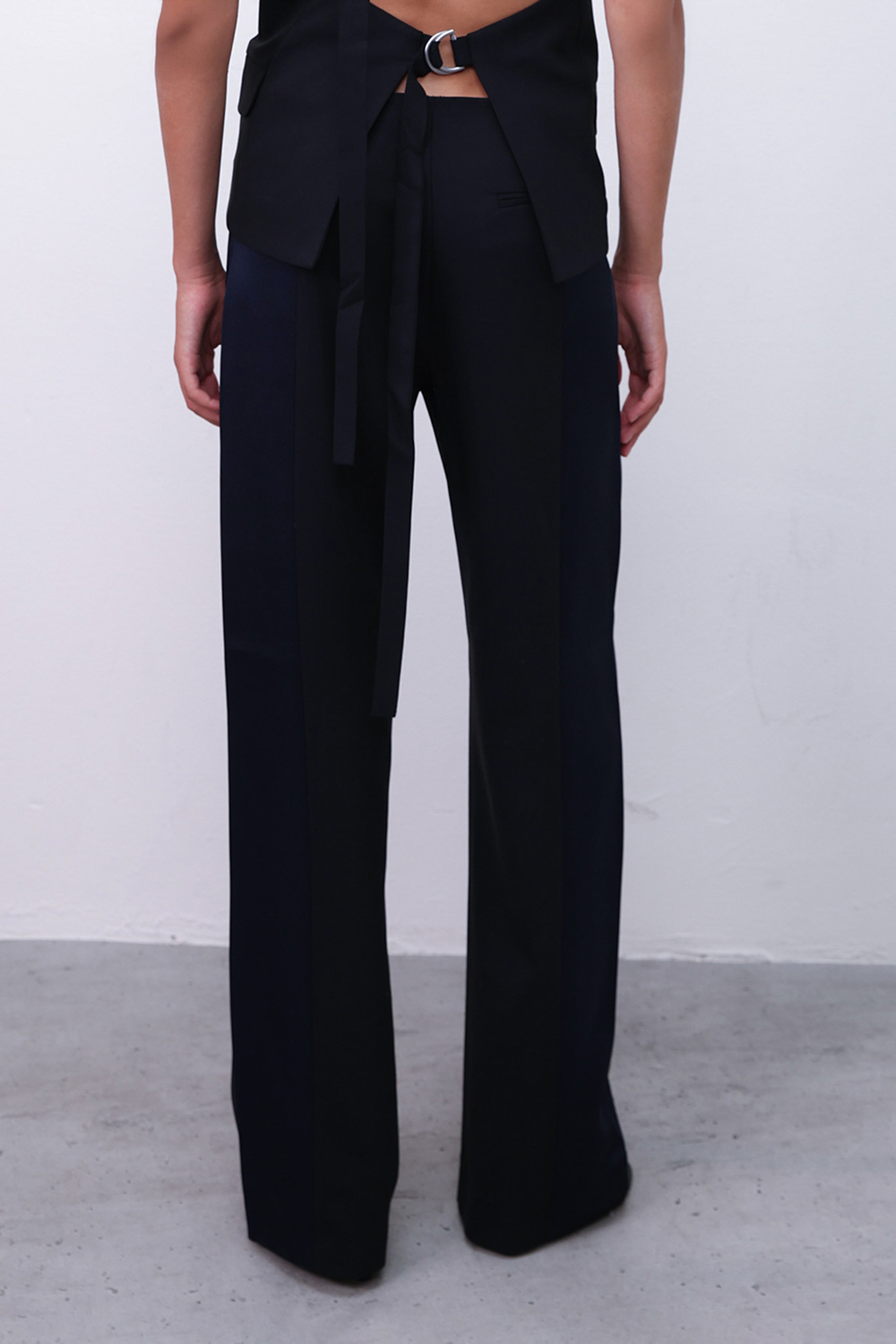 תמונת דוגמן אחורית של מכנסיים בסגנון טוקסידו