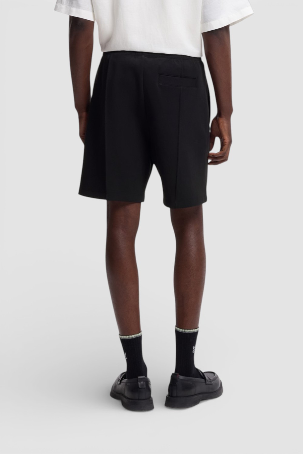 תמונת דוגמן אחורית של מכנסי ג'וגר קצרים