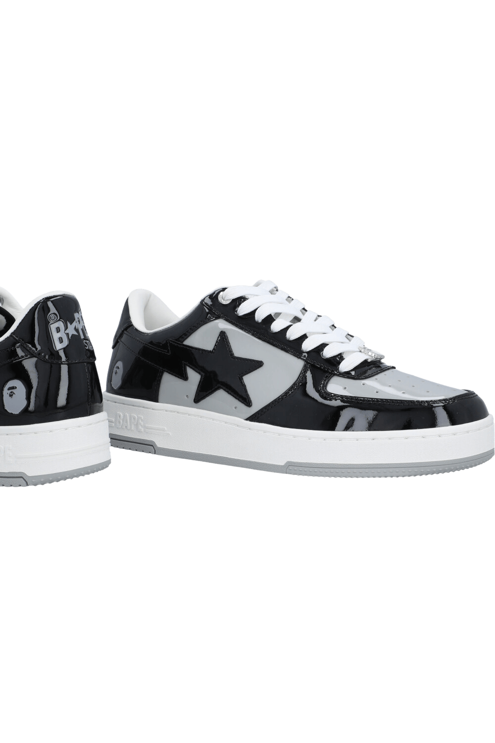 תמונת תקריב של נעלי סניקרס 4 M2