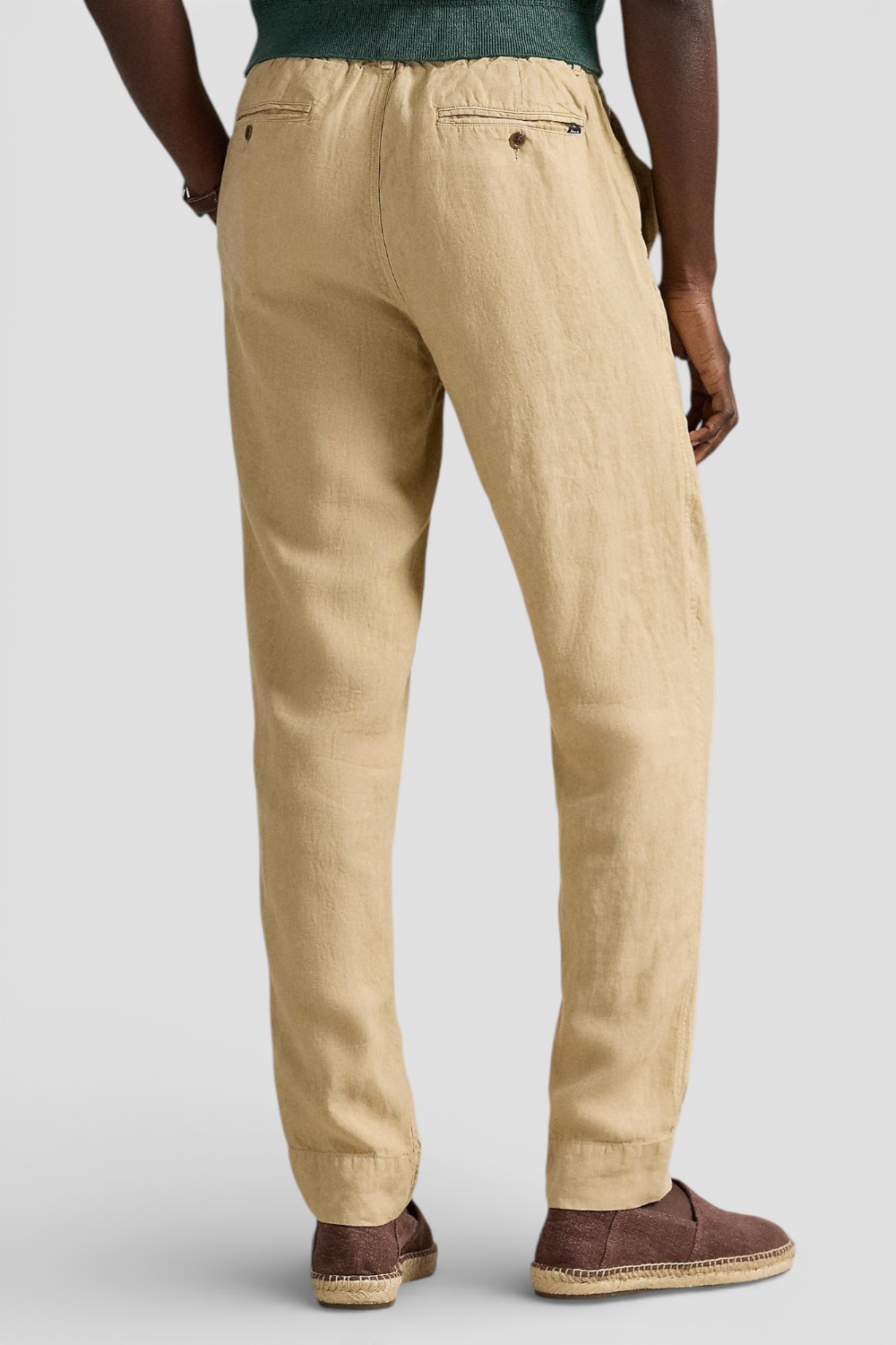 תמונת דוגמן אחורית של מכנסי פשתן ארוכים