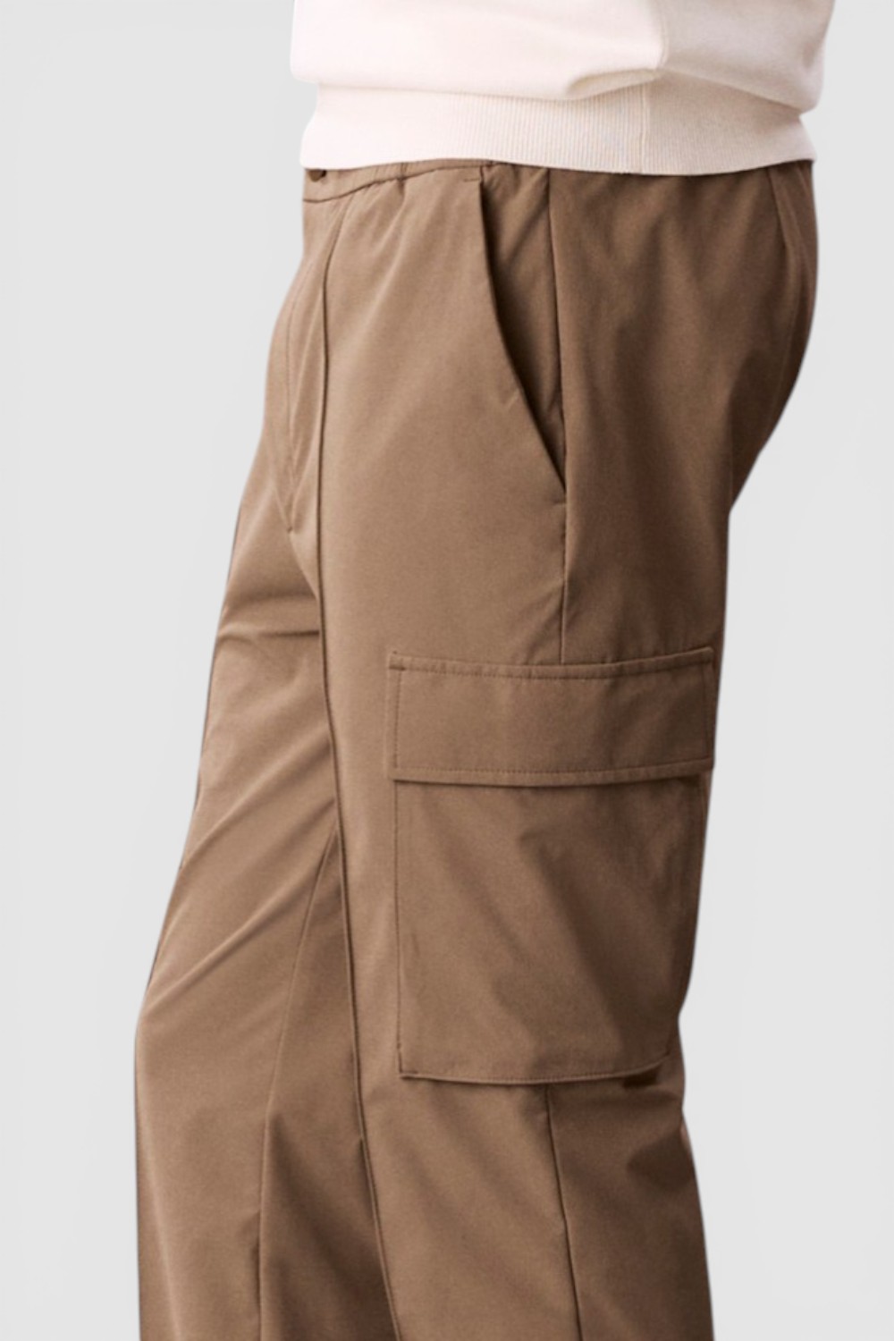 תמונת תקריב דוגמן של מכנסי קרגו בגזרת סלים