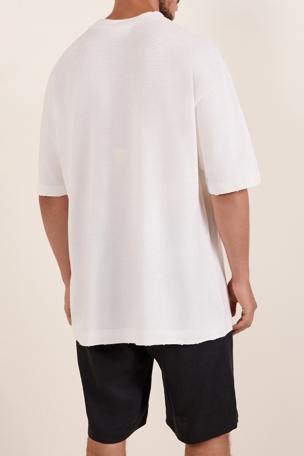 תמונת דוגמן אחורית של חולצת טי בגזרה משוחררת