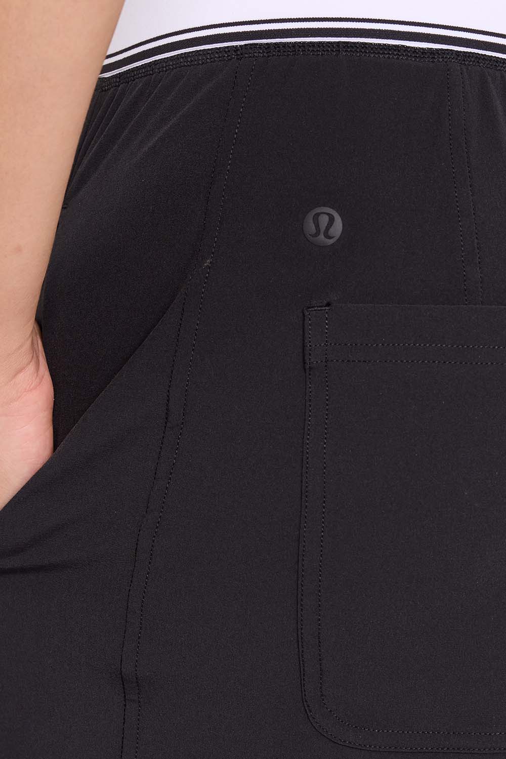 תמונת תקריב דוגמן של Swift Relaxed Short 9