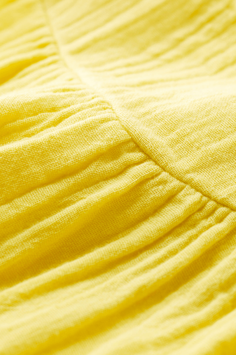 תמונת תקריב של גילאי 18-36 חודשים שמלת מיני צהובה