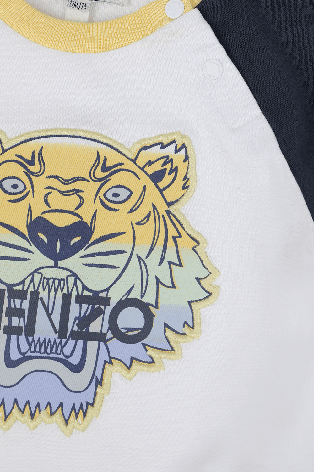 תמונת תקריב של סט מכנסיים וחולצה עם הדפס