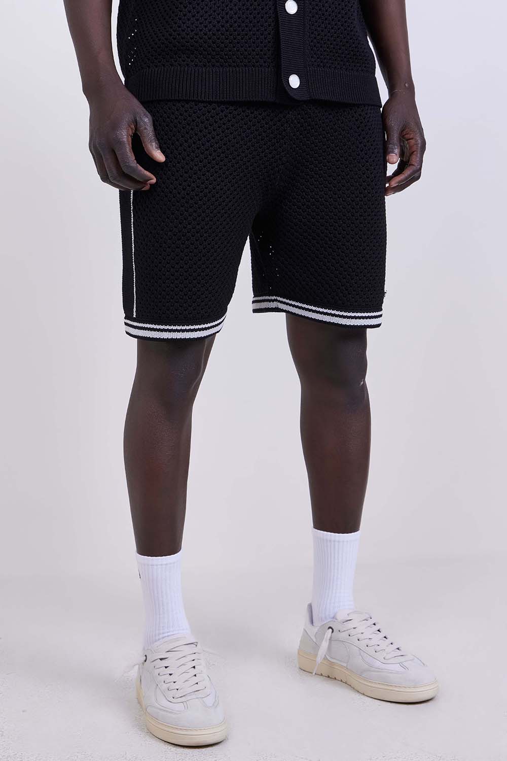 תמונת דוגמן קידמית של מכנסיים קצרים רשת