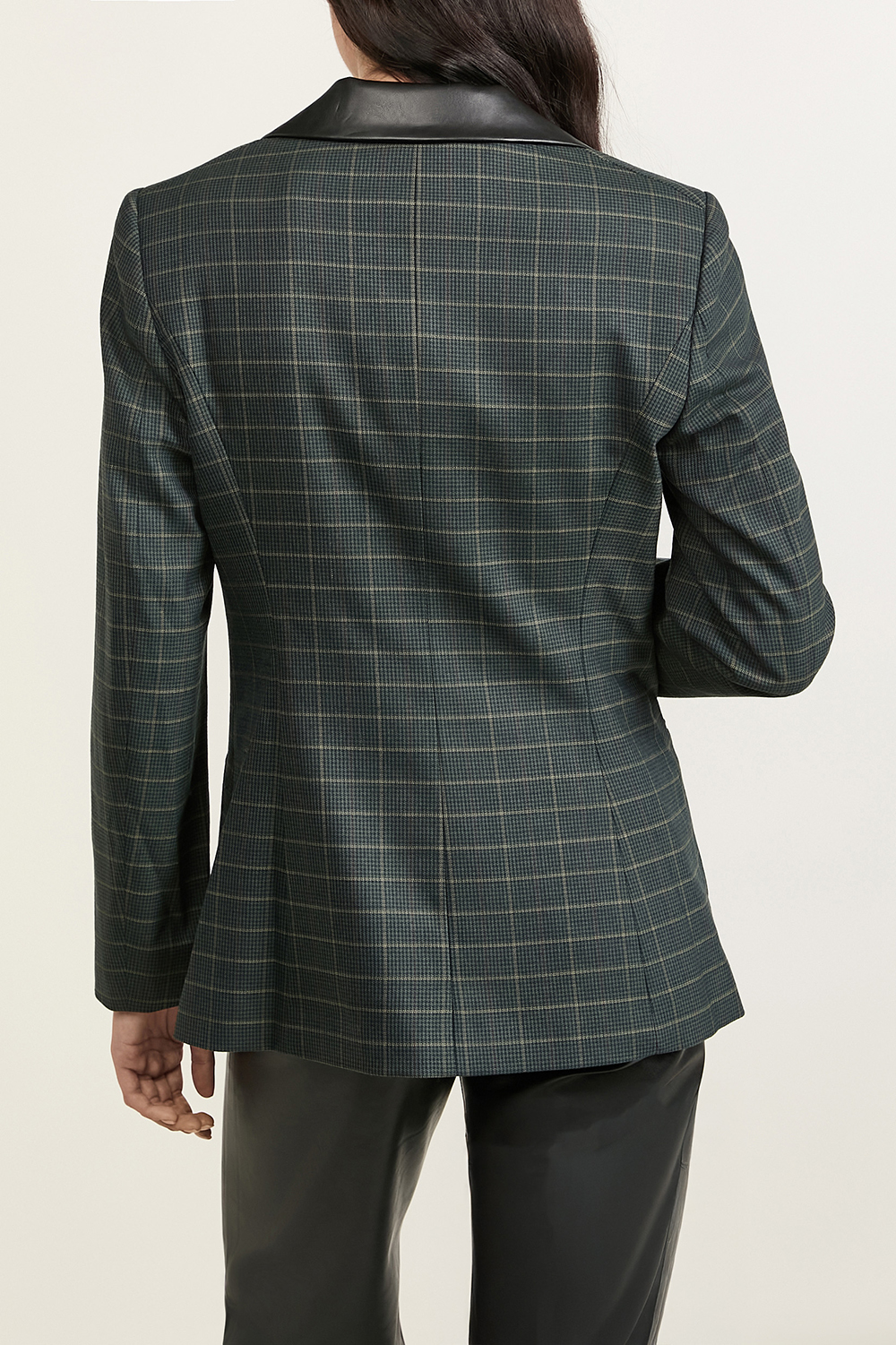 תמונת דוגמן אחורית של בלייזר דרו