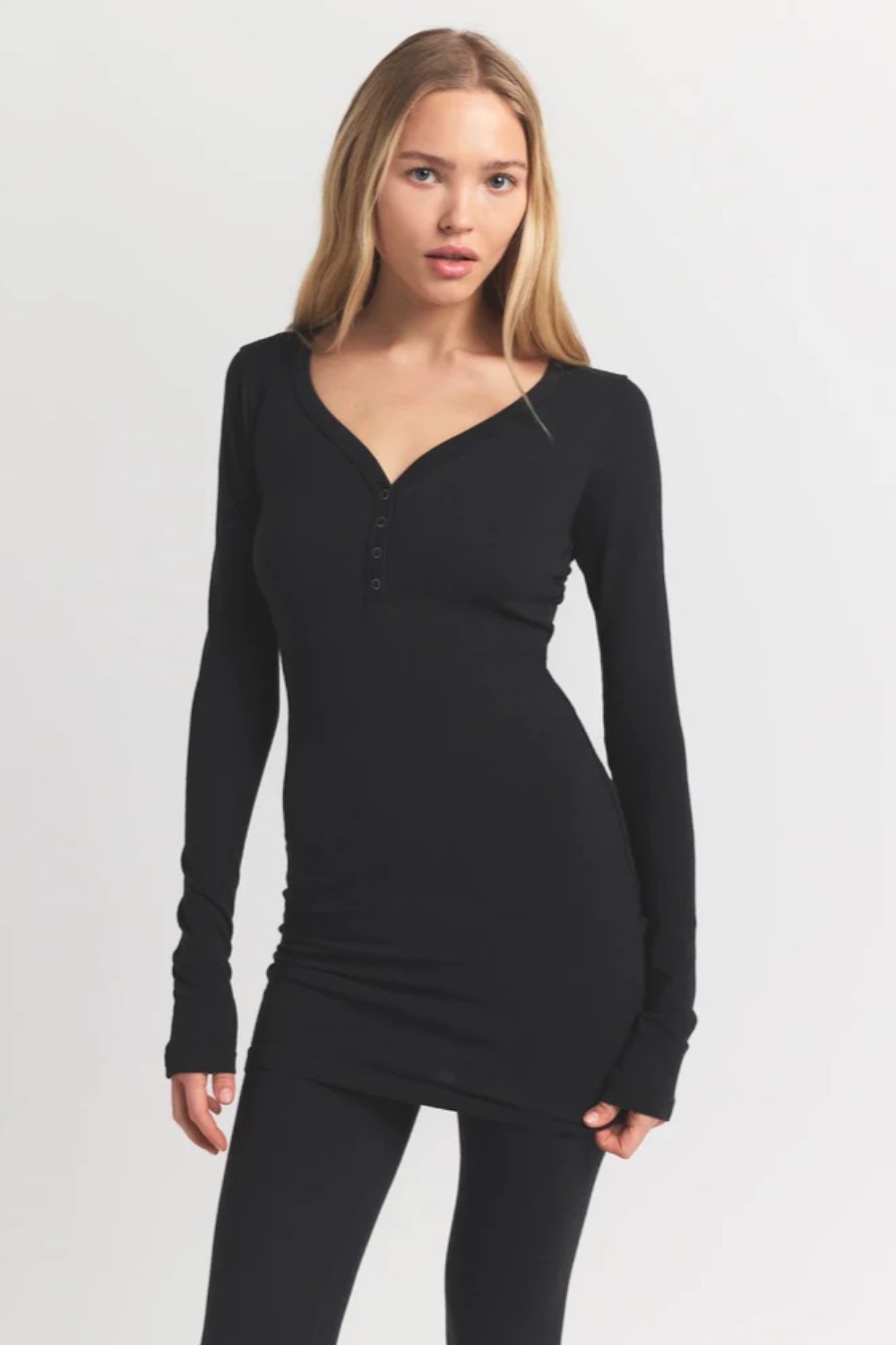 תמונת דוגמן אחורית של HENLEY DRESS