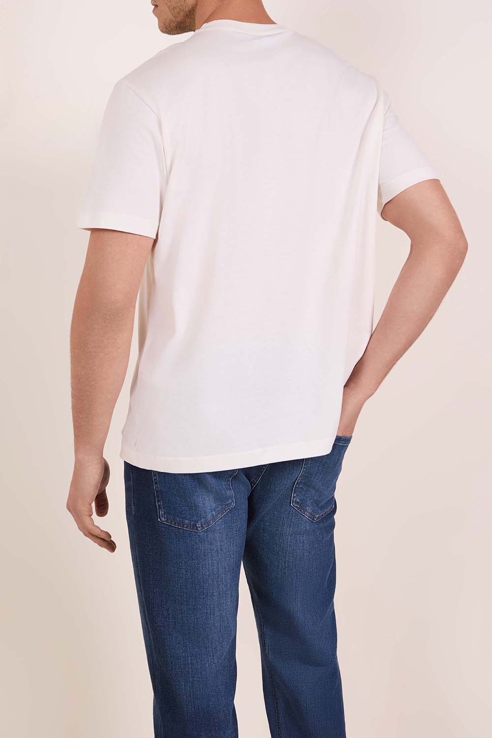 תמונת דוגמן אחורית של חולצת טי עם הדפס