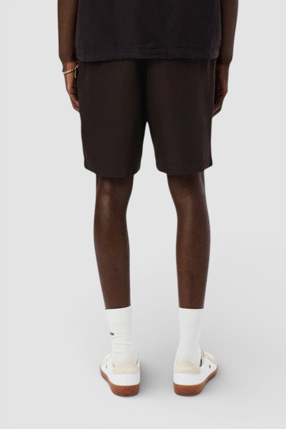 תמונת דוגמן אחורית של מכנסיים מחויטים קצרים