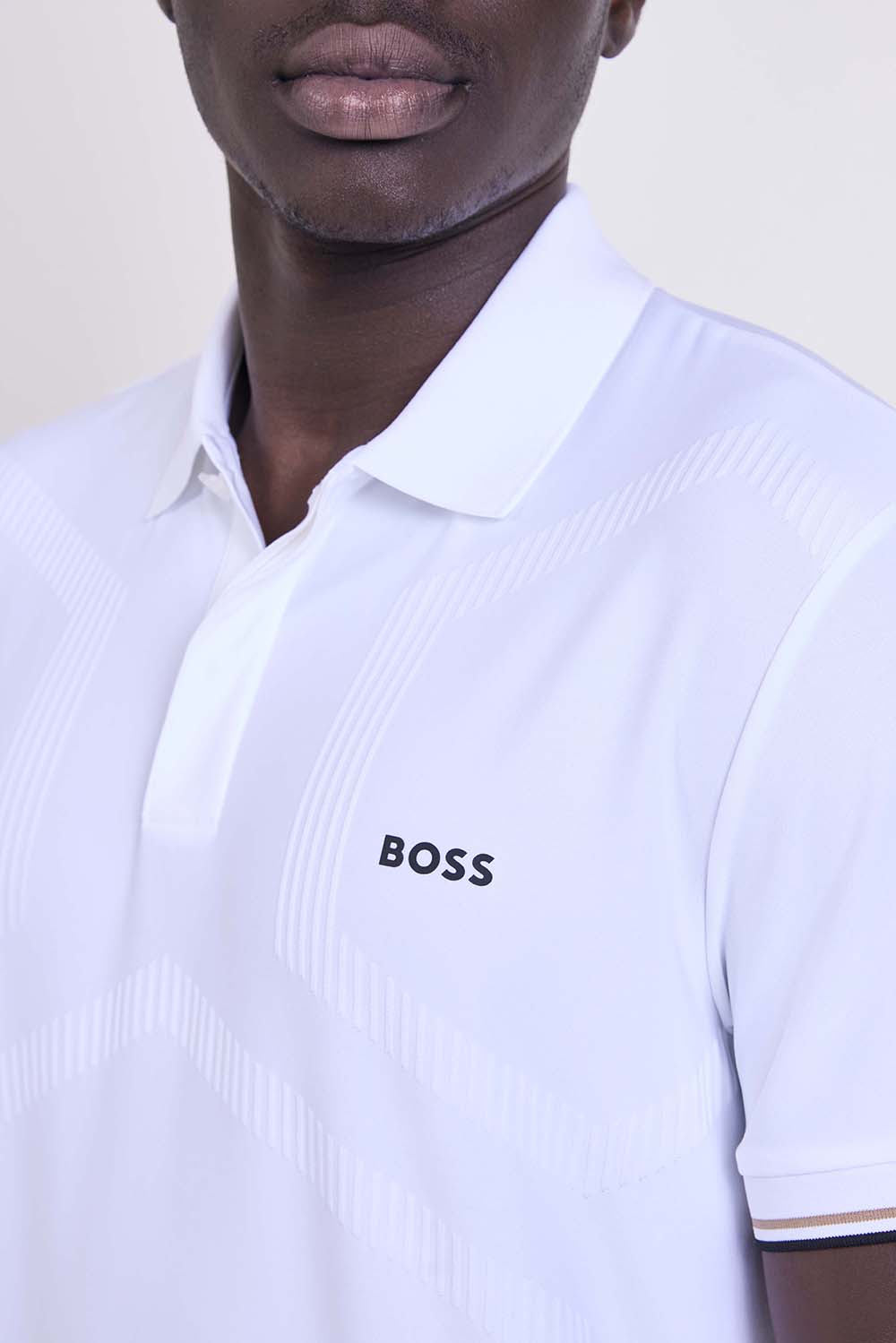 תמונת תקריב דוגמן של חולצת פולו