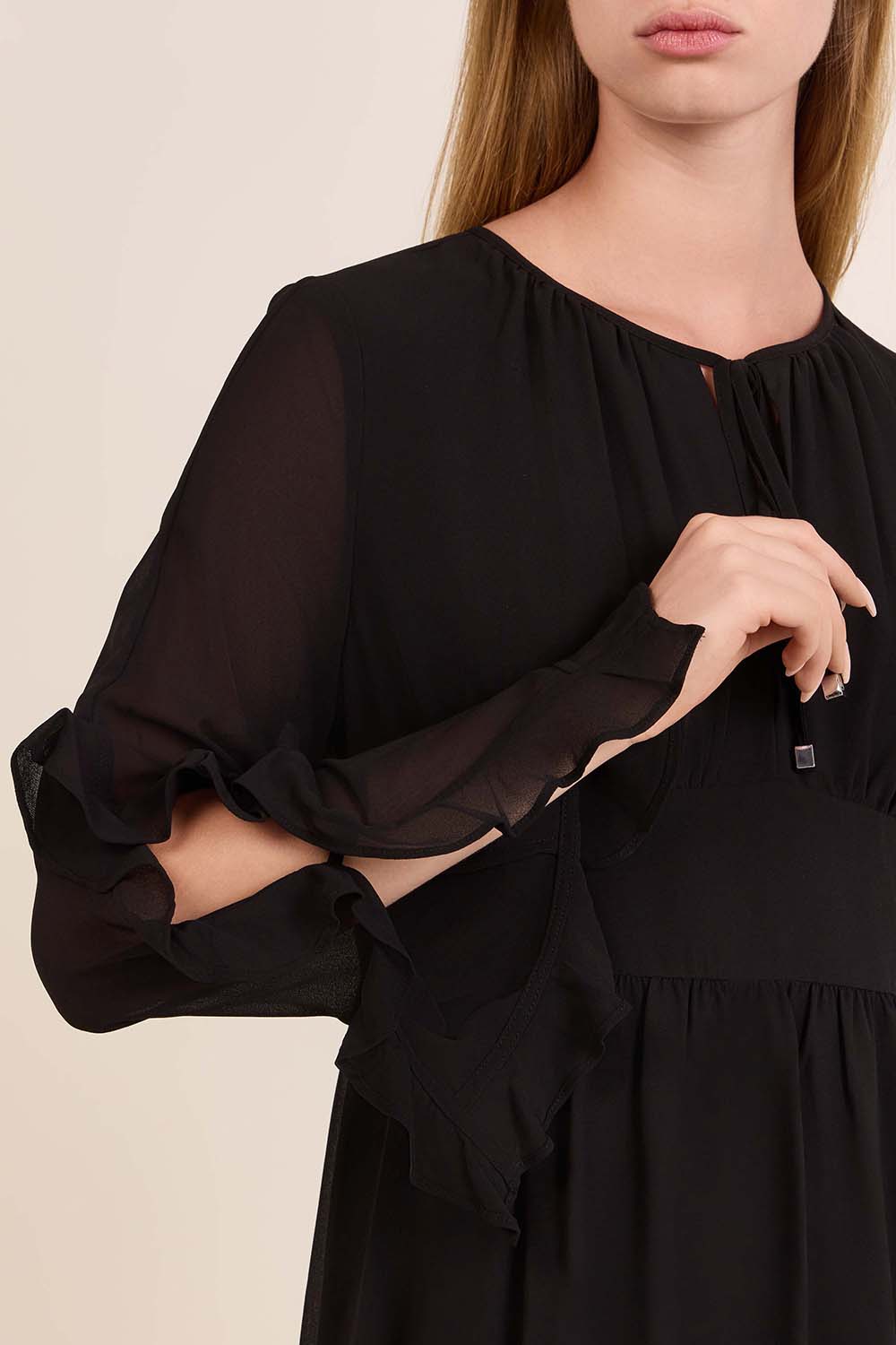 תמונת תקריב דוגמן של שמלת שיפון