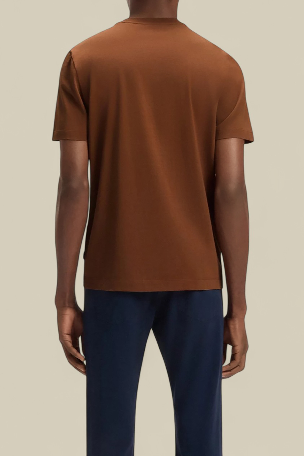 תמונת דוגמן אחורית של חולצת טי