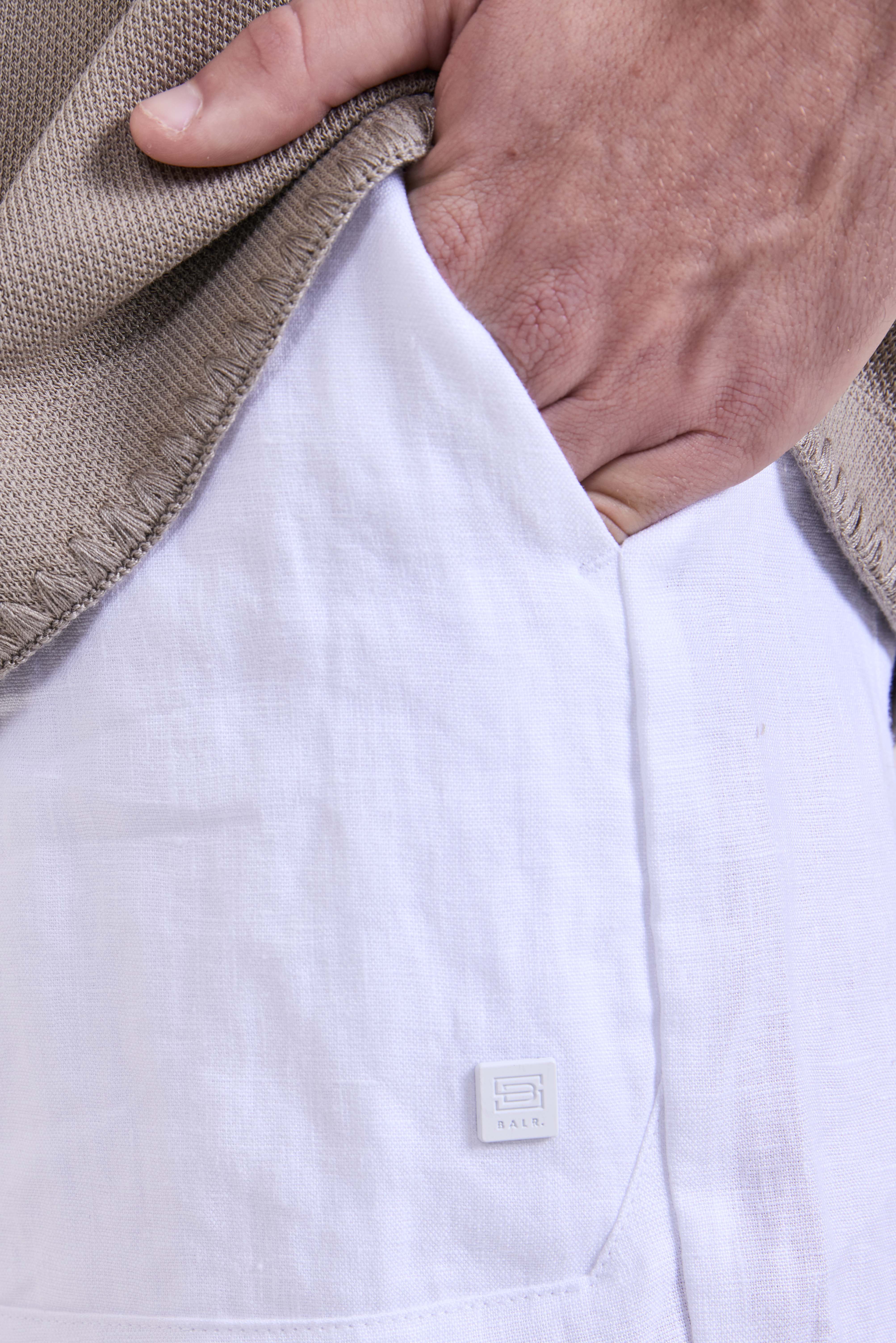 תמונת תקריב דוגמן של מכנסיים קצרים מפשתן