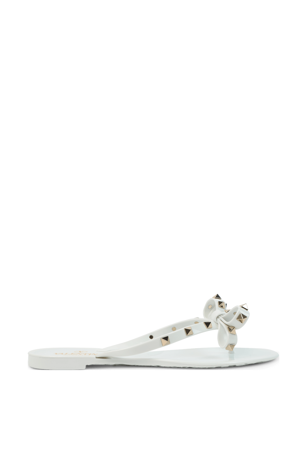 תמונה קידמית של כפכפי גומי עם ניטים