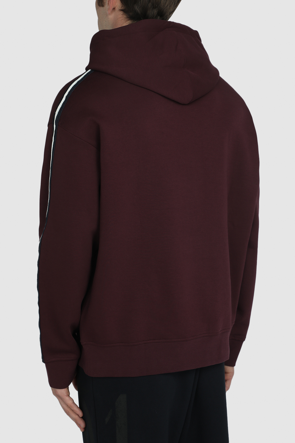 תמונת דוגמן אחורית של סווטשירט קפוצ`ון