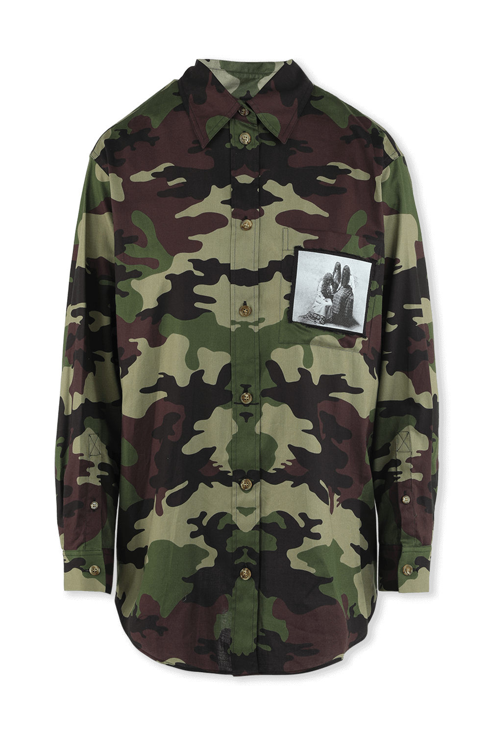 תמונה קידמית של חולצת כפתורים קמופלאז' בצבע ירוק